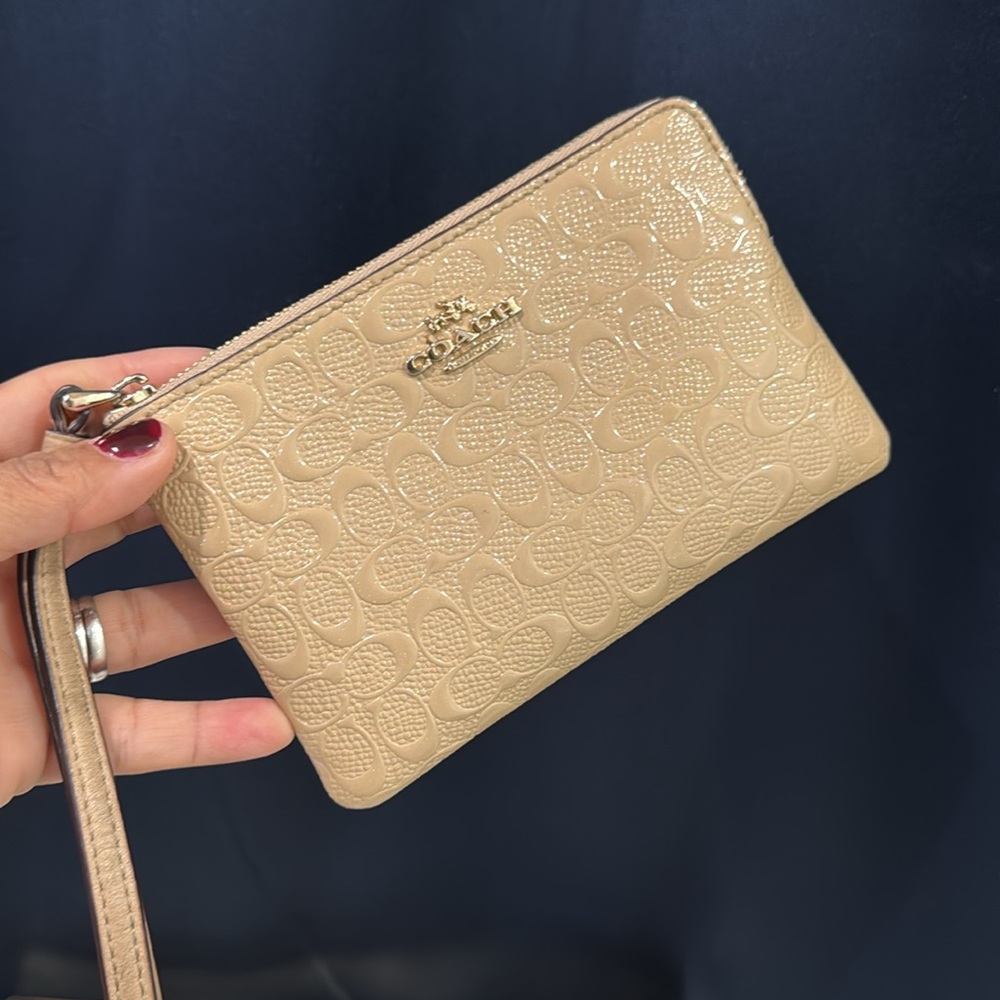 🤍Coach Signature Embossed Patent Leather
Corner Zip Wristlet Clutch